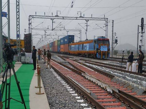 दुनिया की पहली डबल स्टैक लॉन्ग हाल ट्रैन शरू हुई 1 दुनिया की पहली डबल स्टैक लॉन्ग हाल ट्रैन शरू हुई