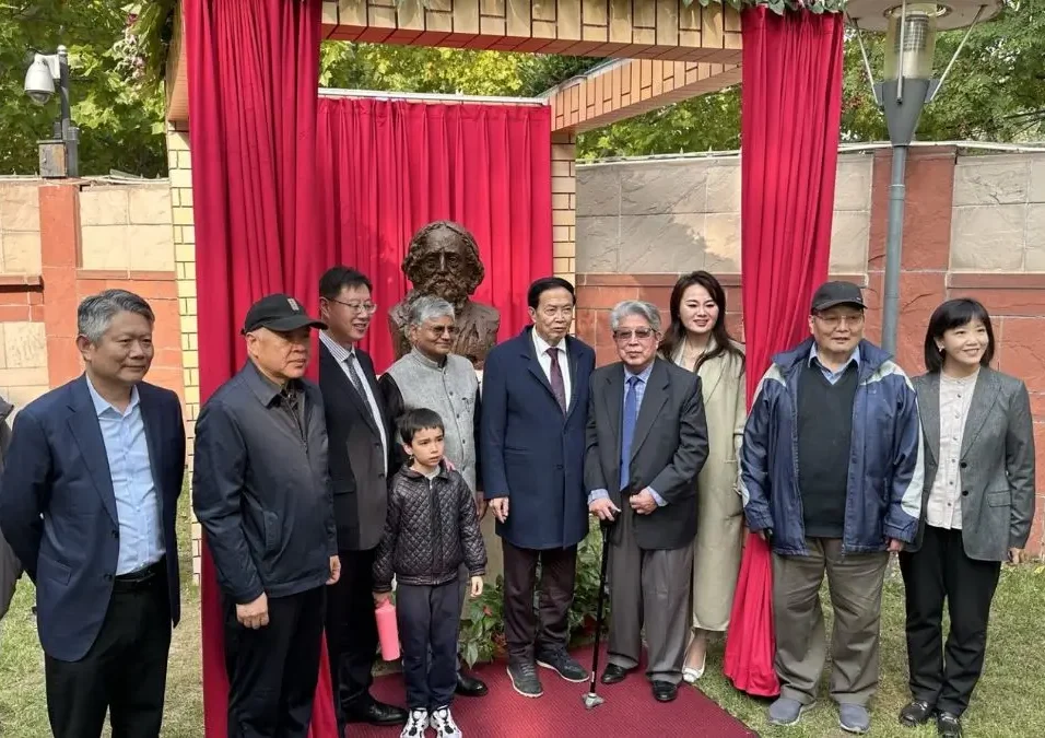 बीजिंग में रवीन्द्रनाथ टैगोर की प्रतिमा का अनावरण (Rabindranath Tagore's statue unveiled in Beijing)